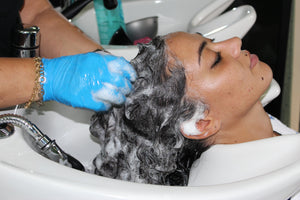 8077 Constanza shampooing in blue gloves and haircut