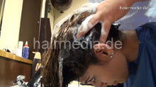 将图片加载到图库查看器，9065 Jemila 1 forward shampooing hair and earwash by barber
