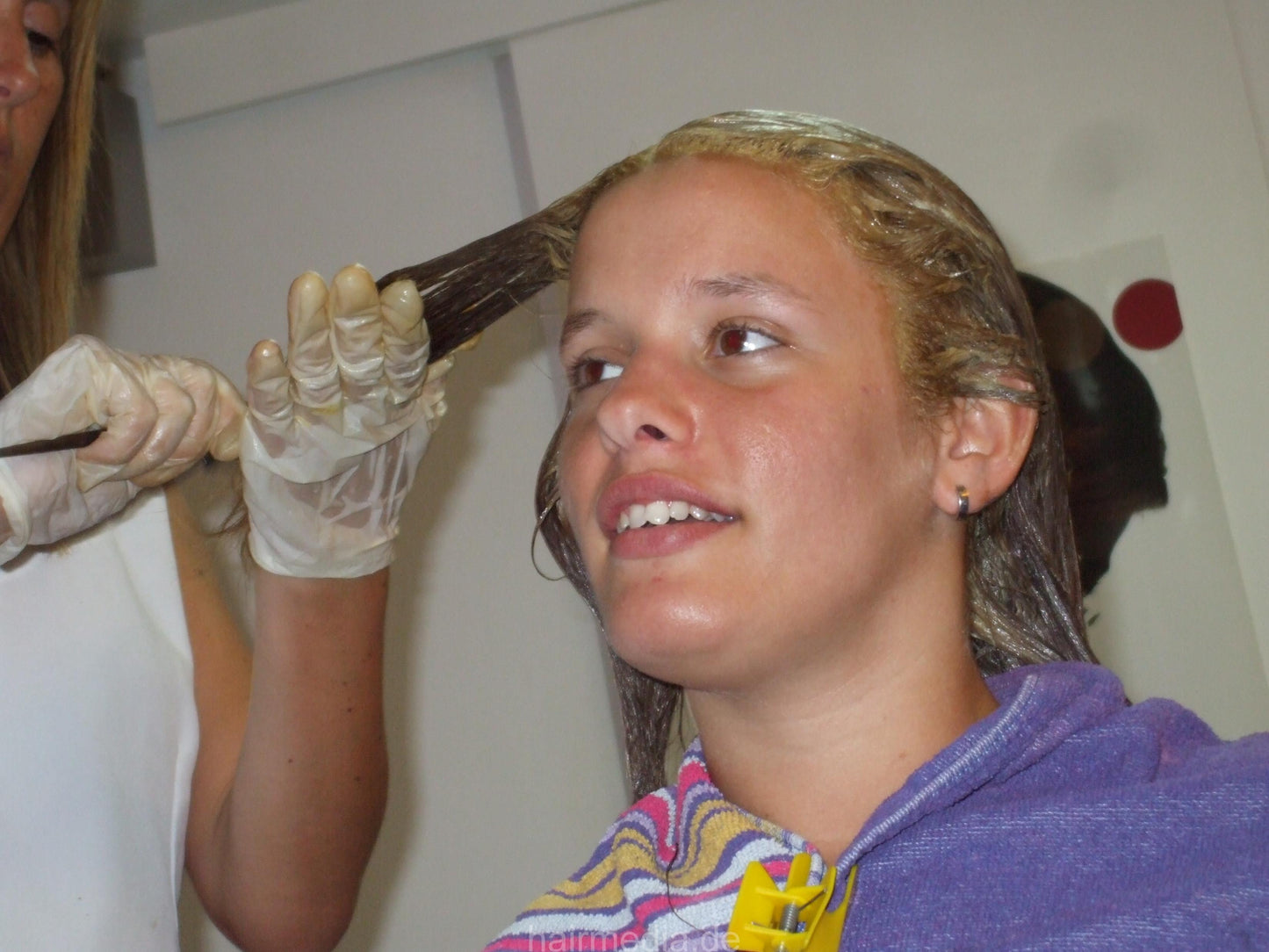 492 Joana 1 coloring teen bleaching by white apron barberette in gloves
