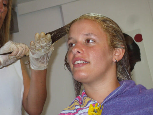 492 Joana 1 coloring teen bleaching by white apron barberette in gloves