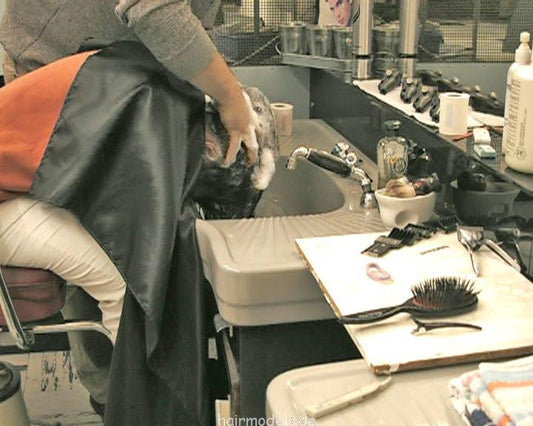 511 JasminS teen shampooing forward by barber in barberchair