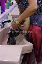 将图片加载到图库查看器，7083 1 Kia assisted forward wash strong salon shampooing by mature shampooist
