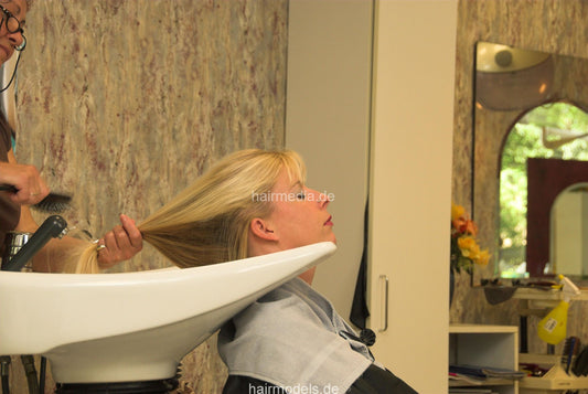 799 Stephanie backward shampooing long blonde hair Karlruhe vintage salon