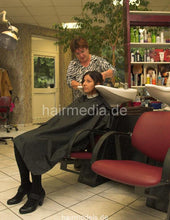 Cargar imagen en el visor de la galería, 6053 SandraS backward wash Karlsruhe salon shampoo part