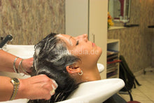 将图片加载到图库查看器，6053 SandraS backward wash Karlsruhe salon shampoo part