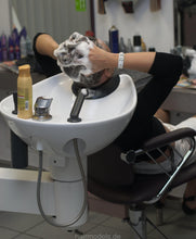 将图片加载到图库查看器，147 Barberette JuliaM washing her hair blow dry part in salon