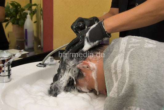 6052 AnjaS 2 firm forward wash shampooing in gloves