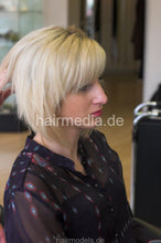 Laden Sie das Bild in den Galerie-Viewer, 8027 Mannheim Oliwia 1 blonde bob salon backward shampooing hairwash by barber