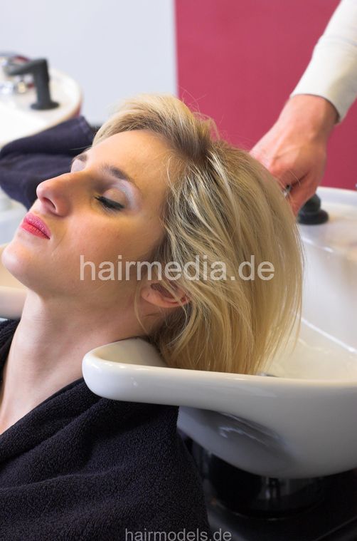 8027 Mannheim Oliwia 1 blonde bob salon backward shampooing hairwash by barber