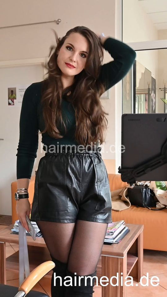 6216 KseniaK doing male customer vertical video