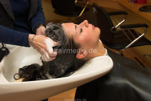 Laden Sie das Bild in den Galerie-Viewer, 6087 Jenia 1 wash thick hair in salon backward black shiny shampoocape