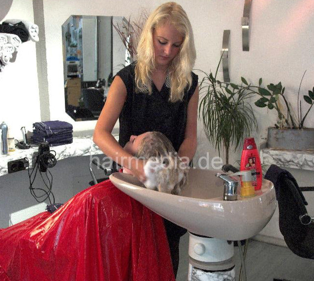 178 LenaF by Larissa backward salon hair shampoing in black apron
