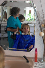 Laden Sie das Bild in den Galerie-Viewer, 520 Mature Barberette Gerty shampooing forward in Dederon RSK and pvc shampoocape