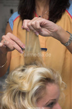 Laden Sie das Bild in den Galerie-Viewer, 6031 Larissa wet set in XXL nylon haircutcape by Stella