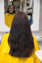 Laden Sie das Bild in den Galerie-Viewer, 8066 NicoleW in yellow vinyl shampoocape shampooing 12 min video for download