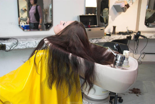 8066 NicoleW in yellow vinyl shampoocape shampooing