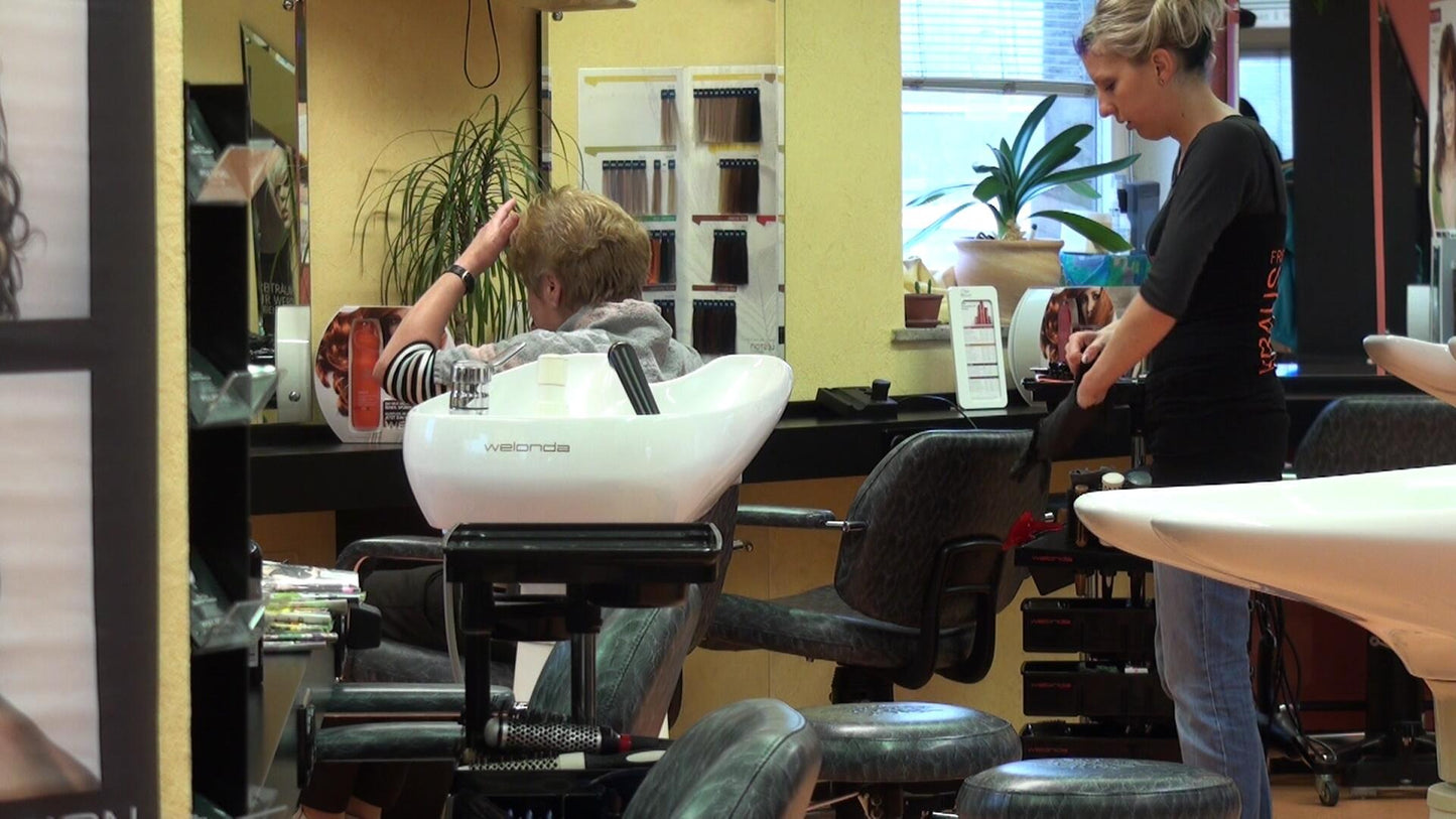 345 s0609 glove shampooing female hair backward