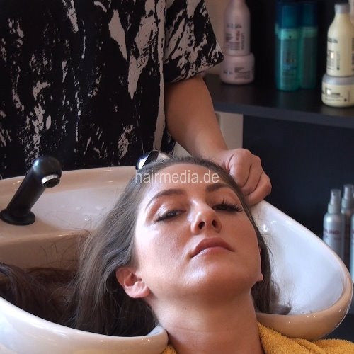 9071 AlisaF and Kia shampooing TRAILER