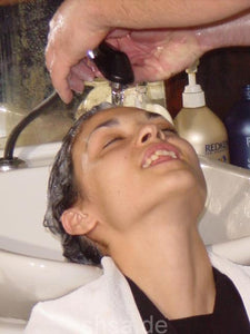 851 Lisboa Sonja backward hairwash shampooing by barber