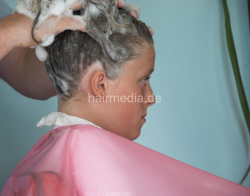 636 1 Janice teen upright shampooing by barber in barberchair