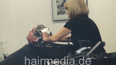 274 s0426 male customer in hairsalon backward shampoo wash
