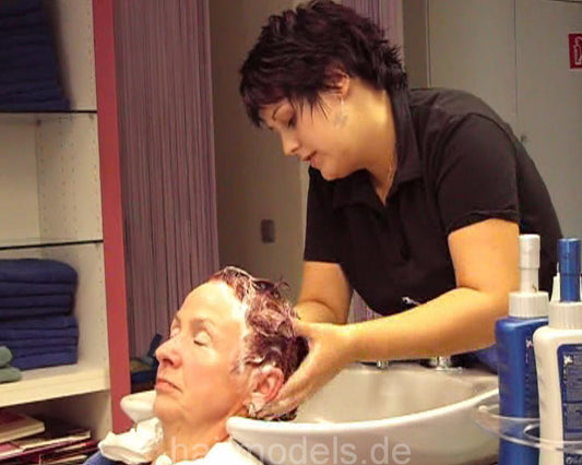 0003 s0056 2 clients shampooing by barberette