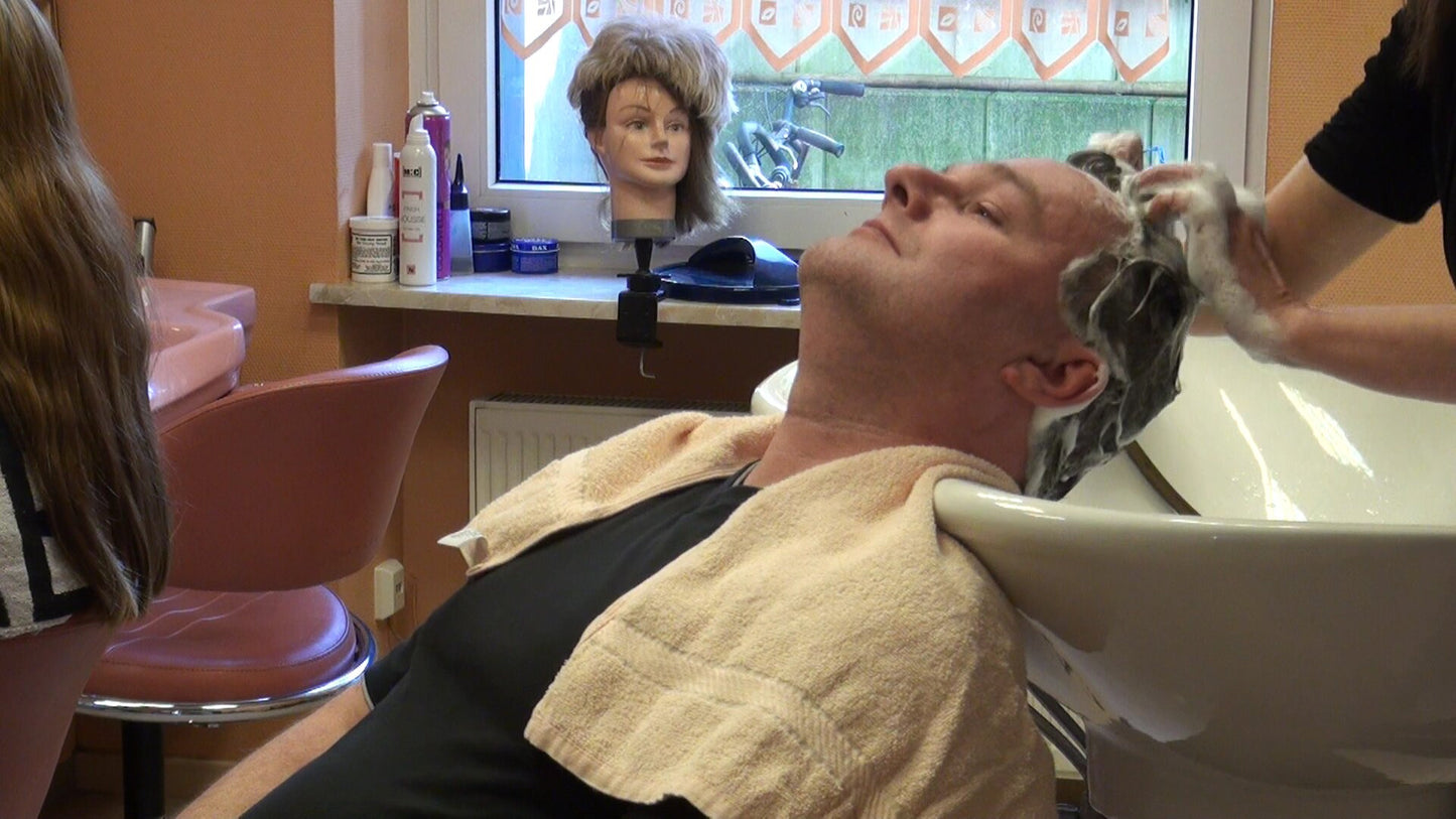 274 by Tine male shampooing backward salon