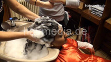 Carica l&#39;immagine nel visualizzatore di Gallery, 361 Parwana 4 backward salon shampooing by Talya instructing Tokhi