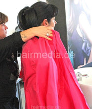 Cargar imagen en el visor de la galería, 342 Piedade, hairdresser, long thick black hair rough shampooing salon backward in kimono