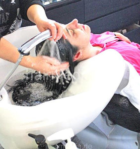 342 Piedade, hairdresser, long thick black hair rough shampooing salon backward in kimono