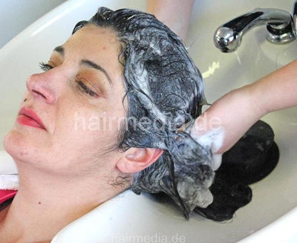 342 Piedade, hairdresser, long thick black hair rough shampooing salon backward in kimono