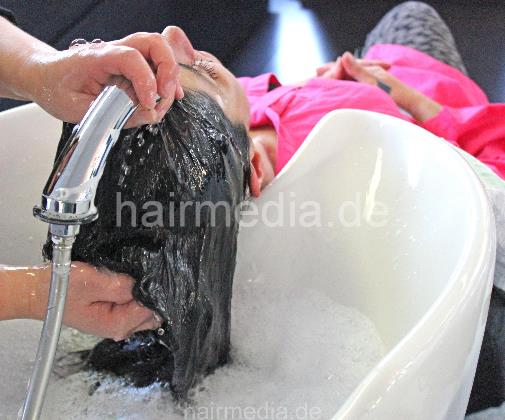 342 Piedade, hairdresser, long thick black hair rough shampooing salon backward in kimono