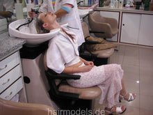 将图片加载到图库查看器，682 Conny in Portugal 1 shampooing in salon backward shampoobowl