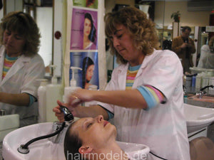 682 Conny in Portugal 1 shampooing in salon backward shampoobowl