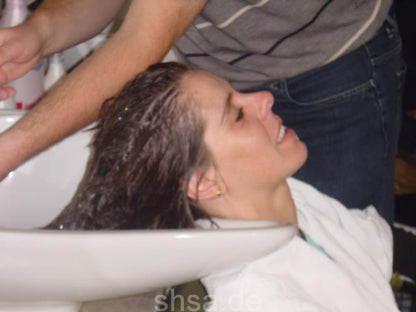 858 Lisboa Simone backward shampooing by barber