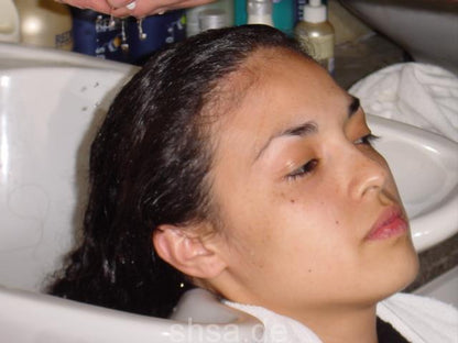 851 Lisboa Sonja backward hairwash shampooing by barber