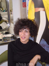 Laden Sie das Bild in den Galerie-Viewer, 851 Lisboa Sonja cut by truckdriver afro hair