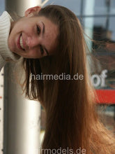 Cargar imagen en el visor de la galería, 9007 LenaW self salon shampoo forward manner in Recklinghausen hairsalon