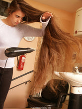 Carica l&#39;immagine nel visualizzatore di Gallery, 183 Marianne XXL hair comb, play. 2x shampooing Igelit cape