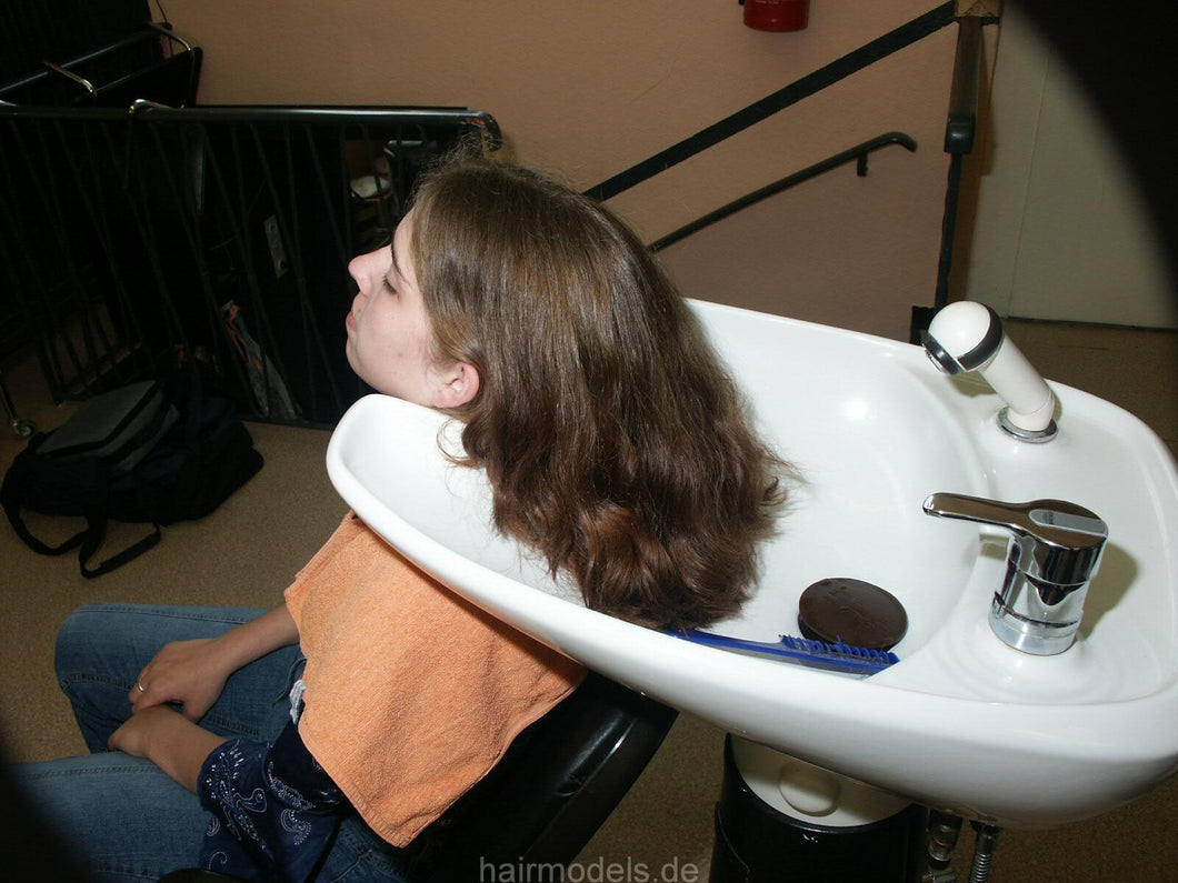 815 Tatjana shampooing backward by barber Recklinghausen salon