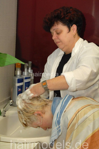 661 SandraM strong shampooing forwardshmpoo by apron mature barberette