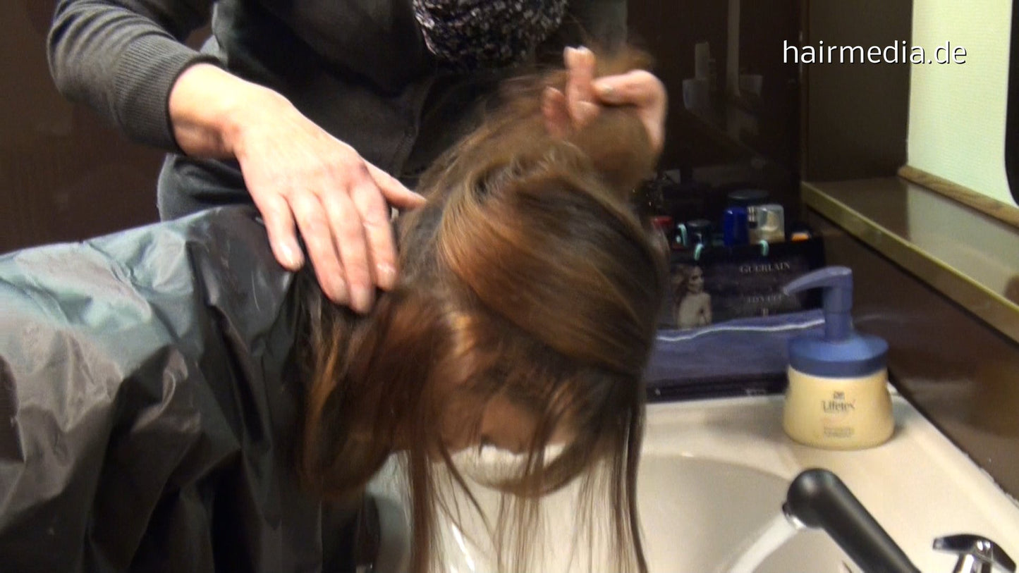 7076 Romana 1 strong forward salon shampooing by mature senior hairdresser