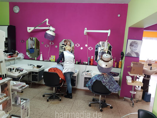 7090 EviE 1 forward hairwash  in vintage hairsalon in RSK apron