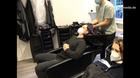 4116 Barber Tom shampoo male client 1