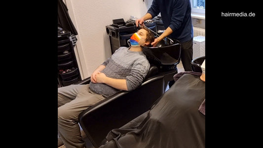 4116 Barber Tom shampoo male client 3