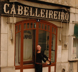 891 Cabelleireiro Cabelshaver, headshave one a smoking redhead girl in Lisboa