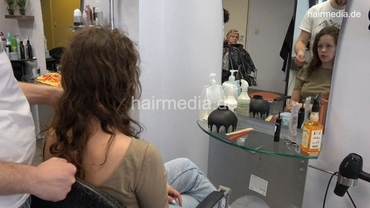 7202 Ukrainian hairdresser in Berlin 220515 2nd 1 dry cut haircut curly hair