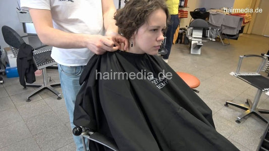 7202 Ukrainian hairdresser in Berlin 220515 2nd 1 dry cut haircut curly hair