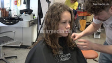 Cargar imagen en el visor de la galería, 7202 Ukrainian hairdresser in Berlin 220515 2nd 1 dry cut haircut curly hair