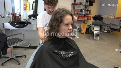 7202 Ukrainian hairdresser in Berlin 220515 2nd 1 dry cut haircut curly hair